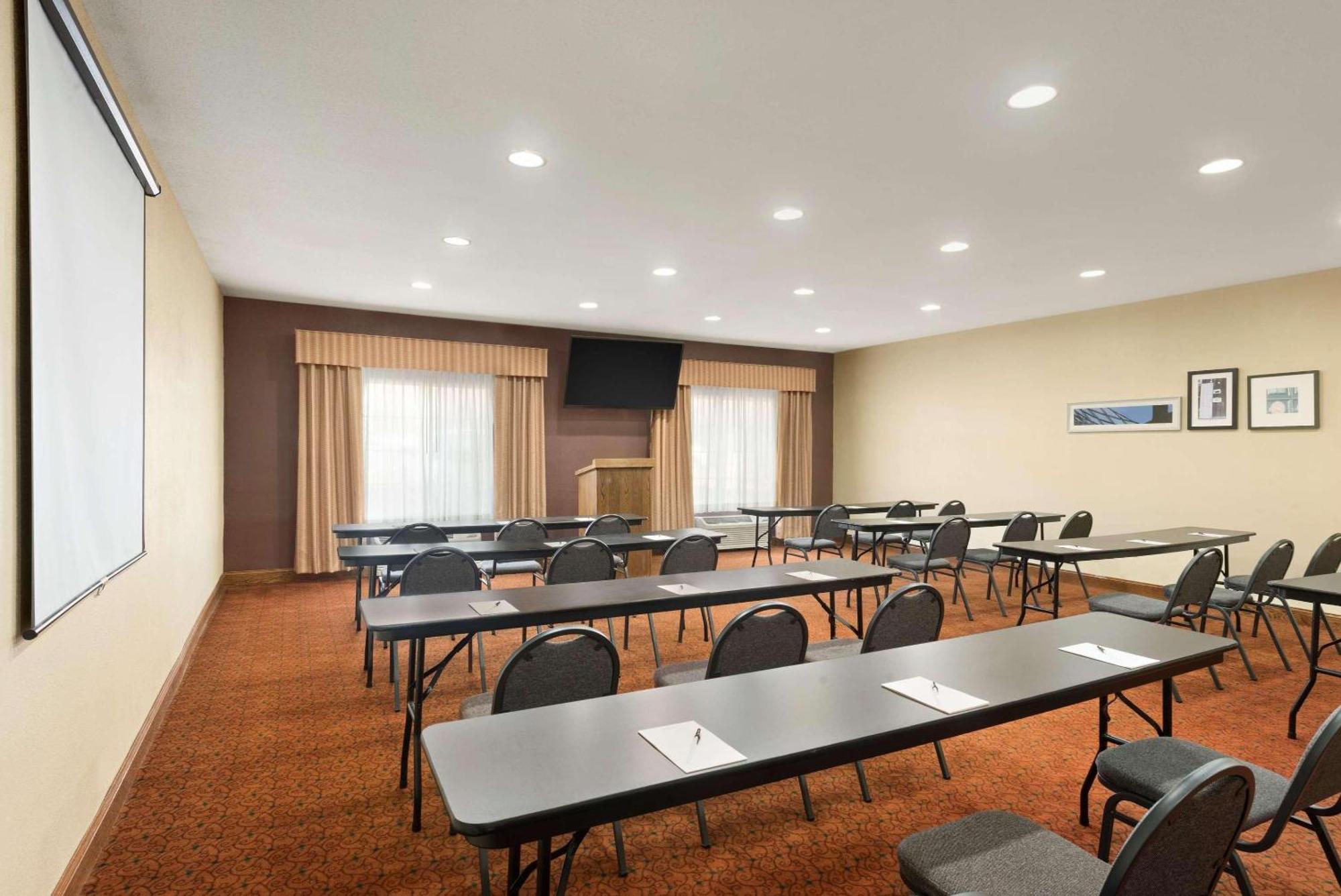 Country Inn & Suites By Radisson, Topeka West, Ks מראה חיצוני תמונה